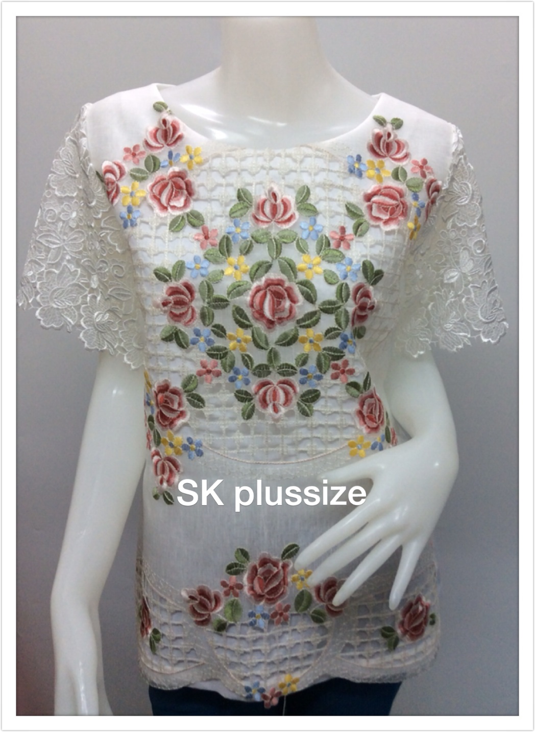 เสื้อลินิน คอปาด แต่งผ้าแก้วปักฉลุ แขนลูกไม้ สีขาว รอบอก 46 นิ้ว