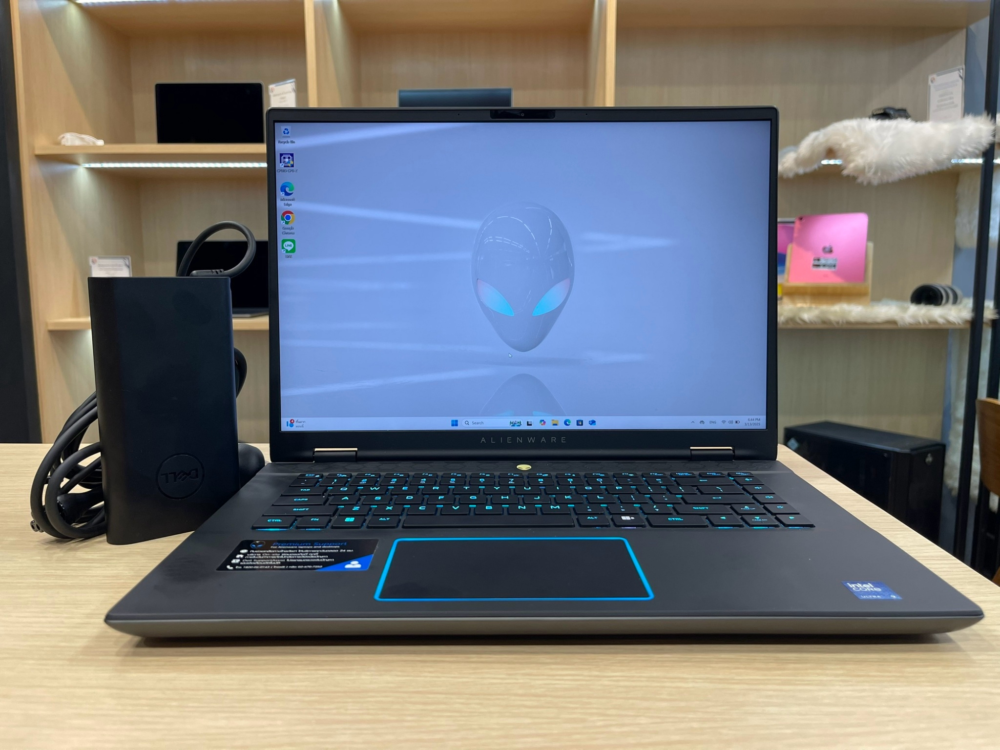 ALIENWARE M16 R2 สี DARK METALLIC MOON