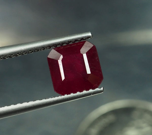 พลอยทับทิม (Ruby) 2.53 กะรัตสีแดงเข้ม