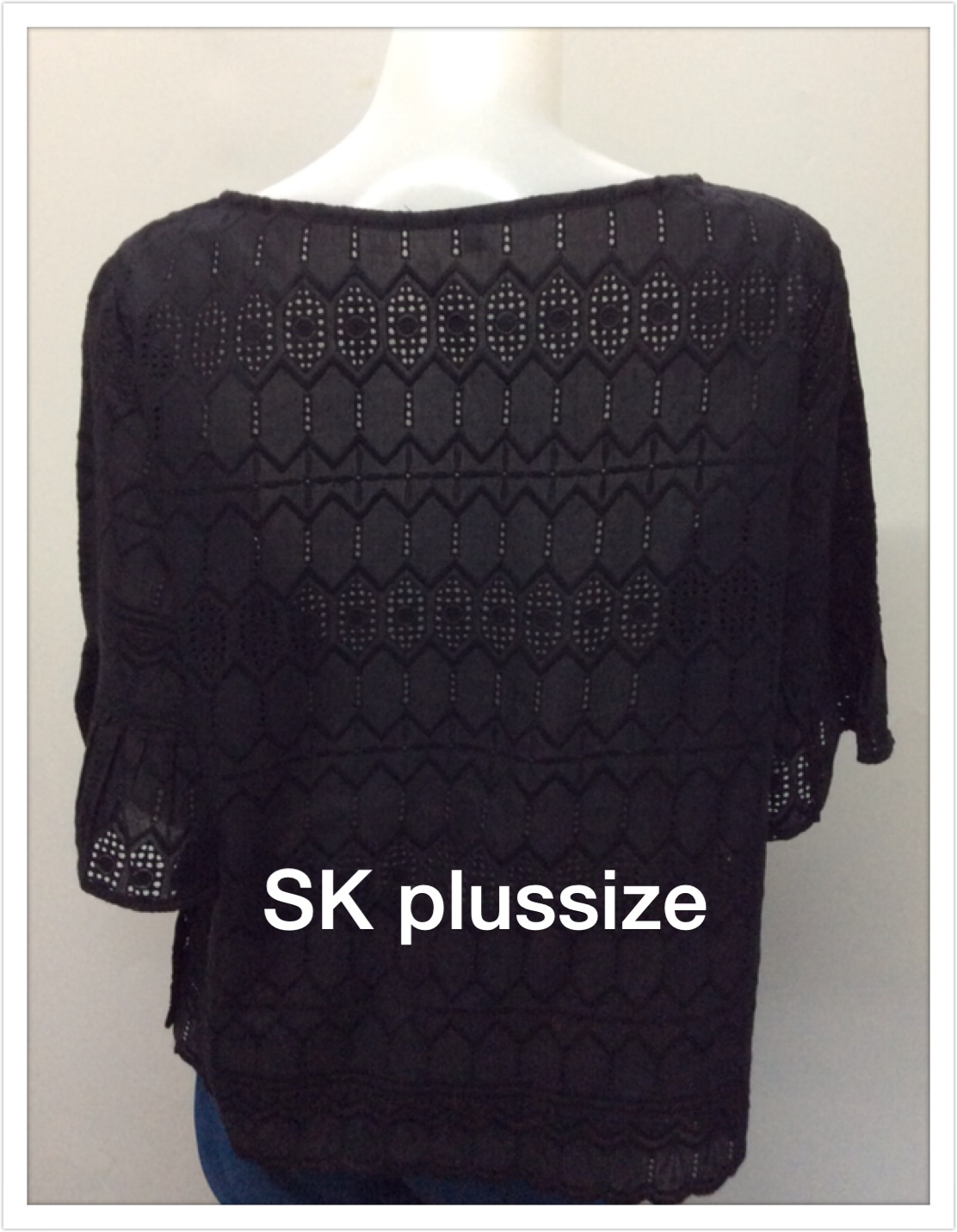 เสื้อคอตตอนฉลุ สีดำ คอปาด แขนต่อระบาย รอบอก 46 นิ้ว