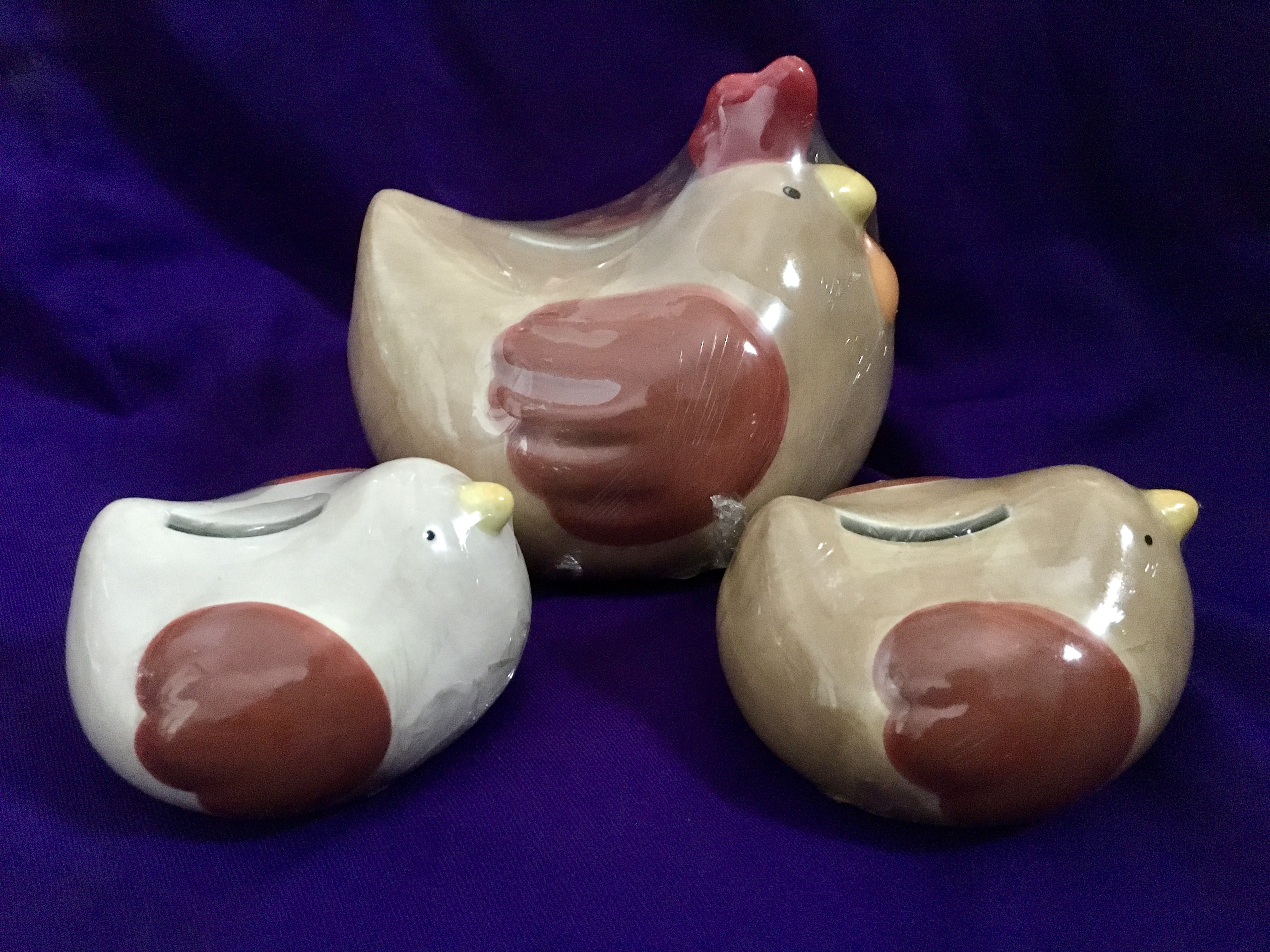 ไก่แม่ลูก(เซรามิค แพ็ค3ตัว)กว้างxสูงจากฐาน แม่ไก่ ขนาด 15x10 cm ลูกไก่ ขนาด 9x5 cm ผลิตจากโรงงานเซรามิค ลำปาง