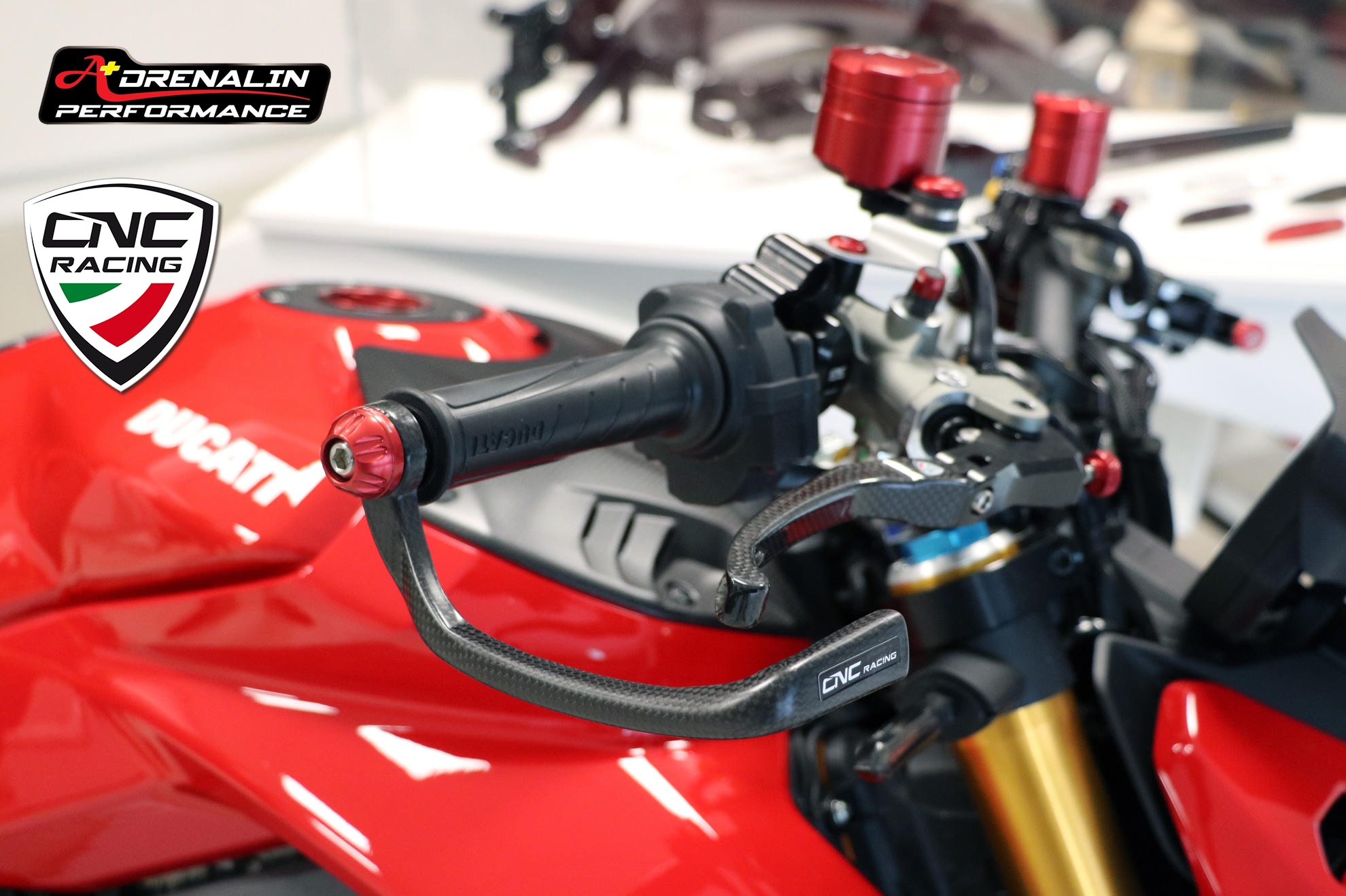 การ์ดแฮนด์ คาร์บอน CNCracing สำหรับ Panigale V4 V4s V4R 2025+ พร้อมตุ้มปลายแฮนด์สี และ อแดปเตอร์