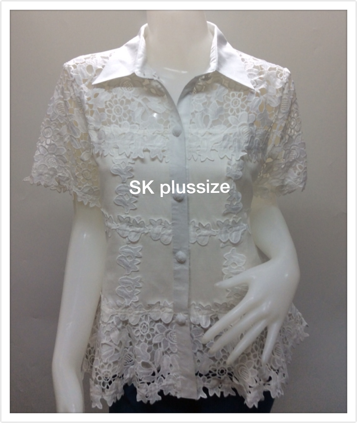 เสื้อลินินแต่งลูกไม้ ชายระบาย สีขาว รอบอก 46 นิ้ว