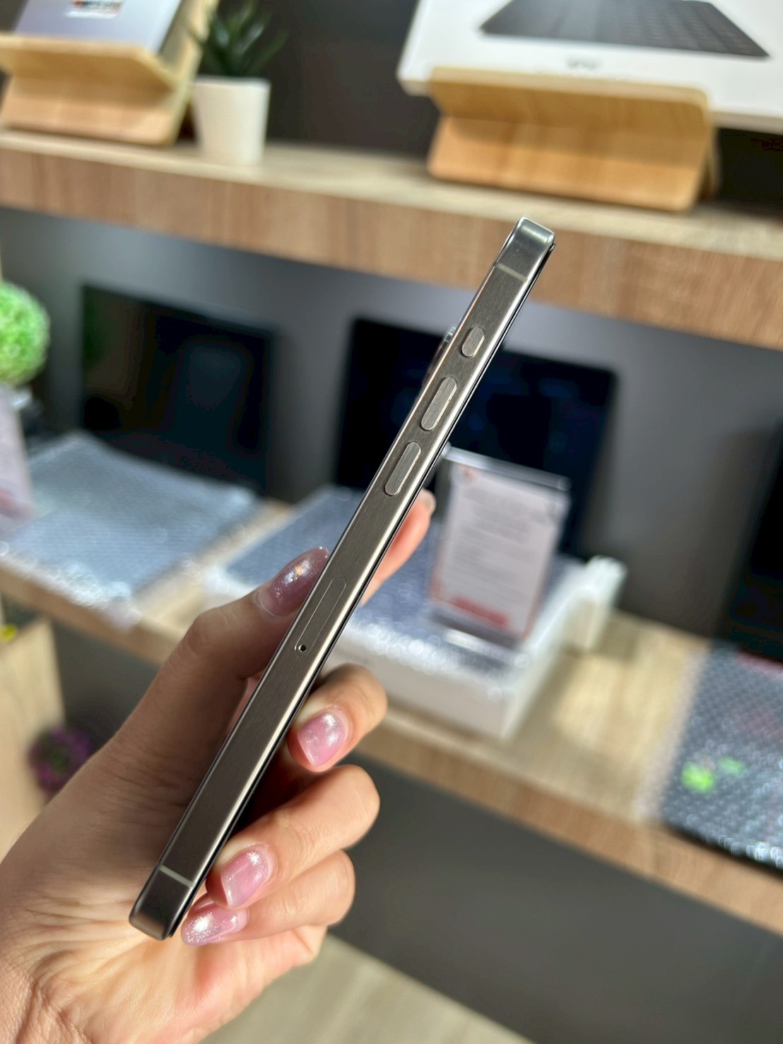 iPhone 15 Pro Max 1TB Natural Titanium