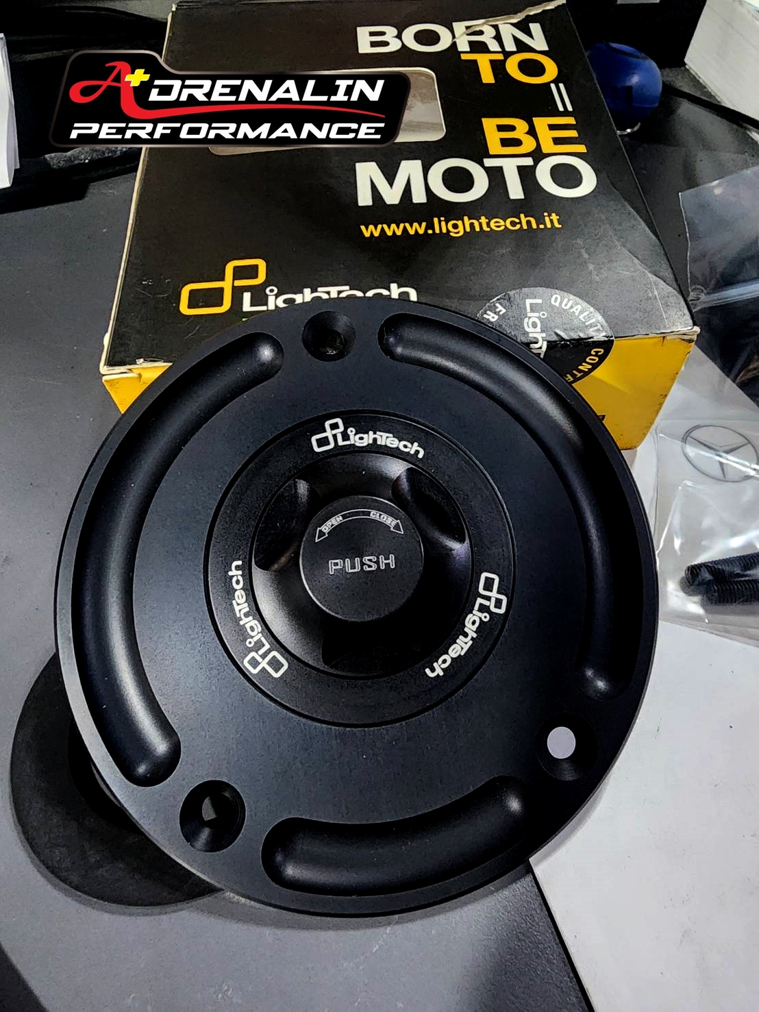 ฝาถังน้ำมัน lightech สำหรับ suzuki gsxr1000 2007 - 2016 แบบกดหมุน รุ่น rapid lock ของแท ้italy