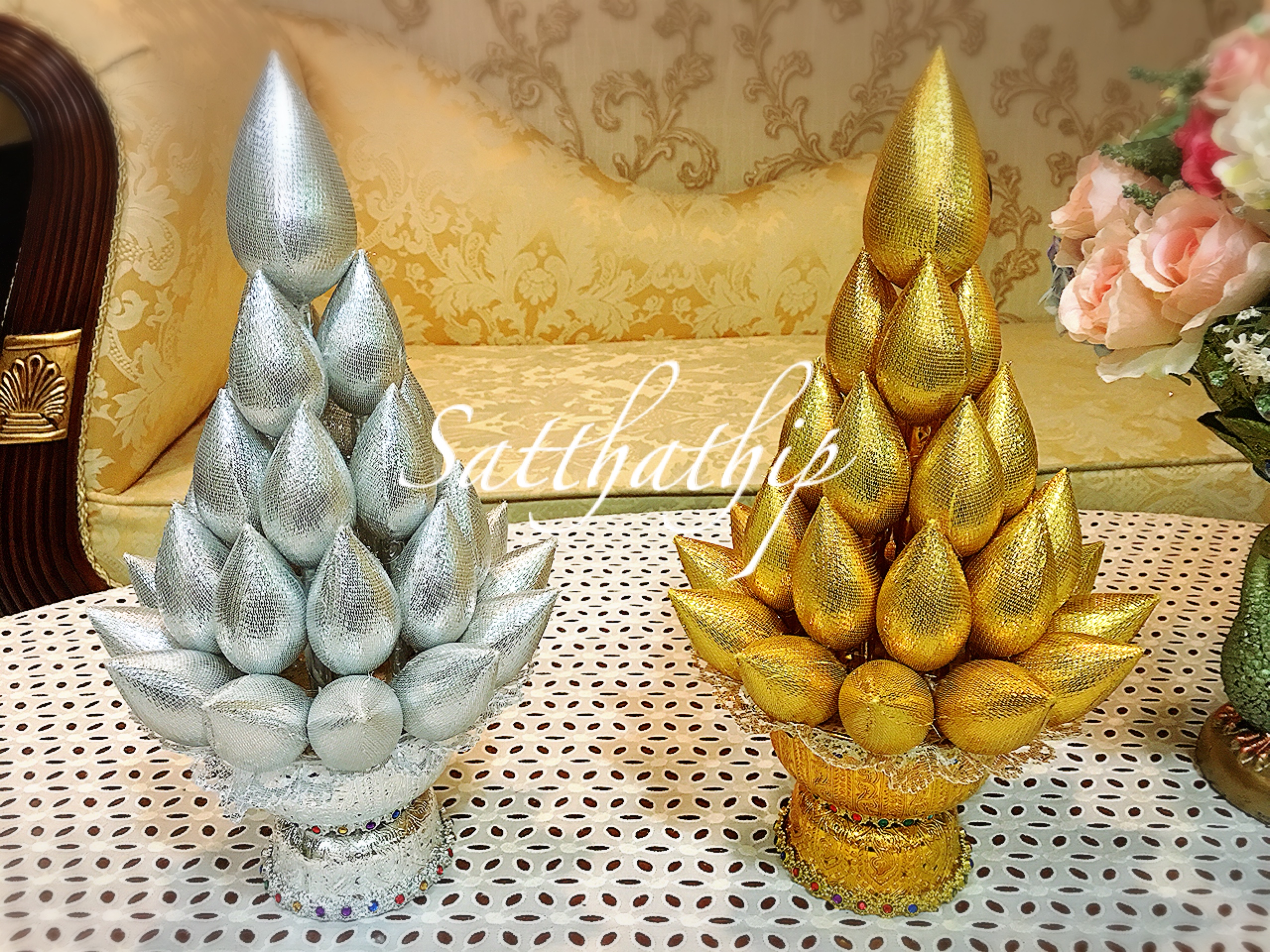 พานพุ่มดอกบัวเงินทอง