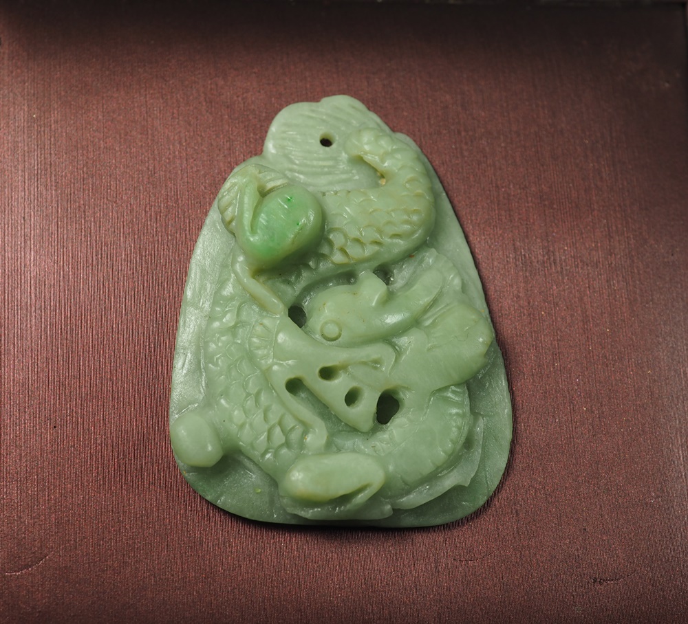 จี้หยกเขียวแกะลายมังกร (Jade) 121 กะรัต