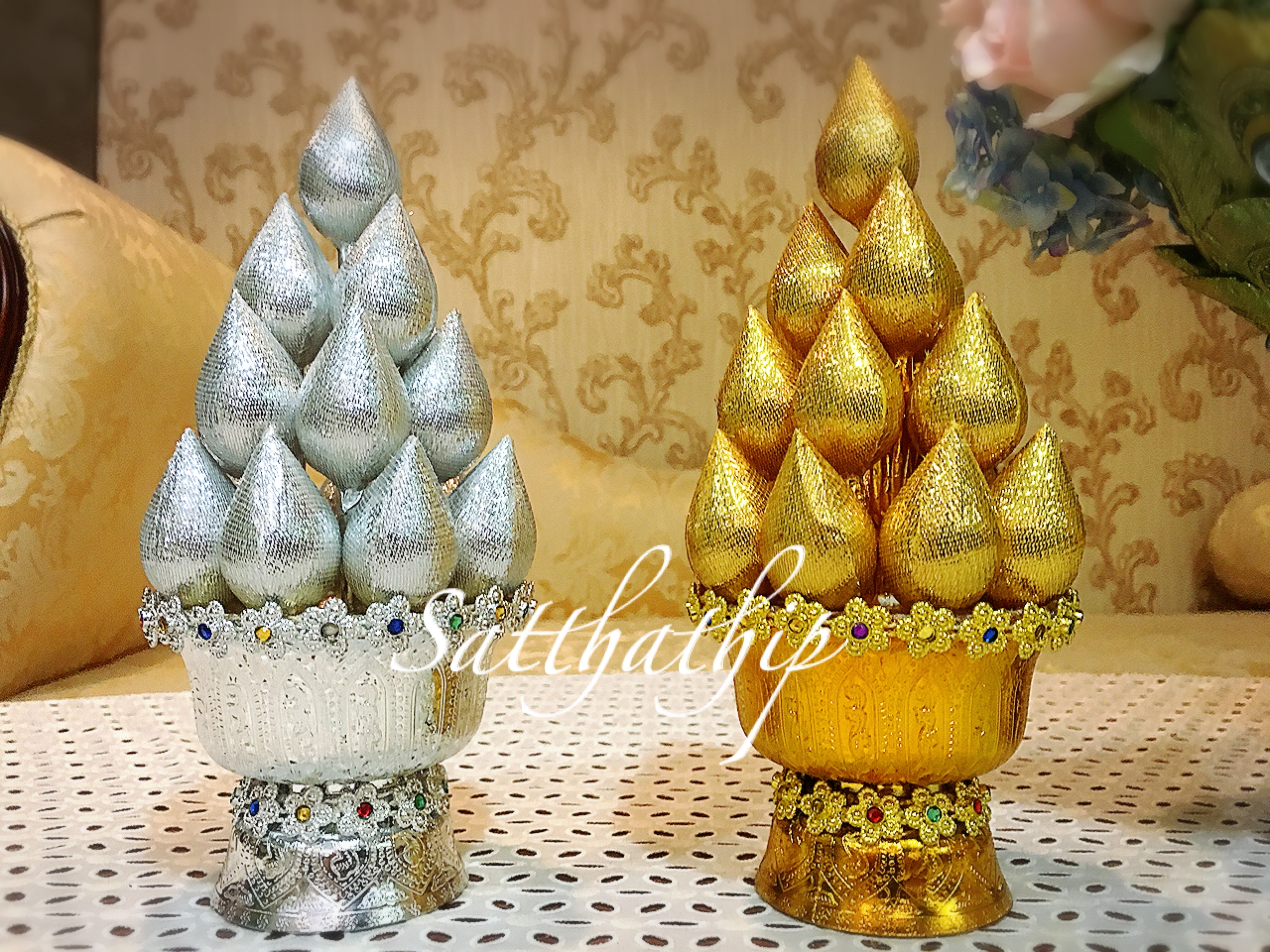 พานพุ่มดอกบัวเงินทอง