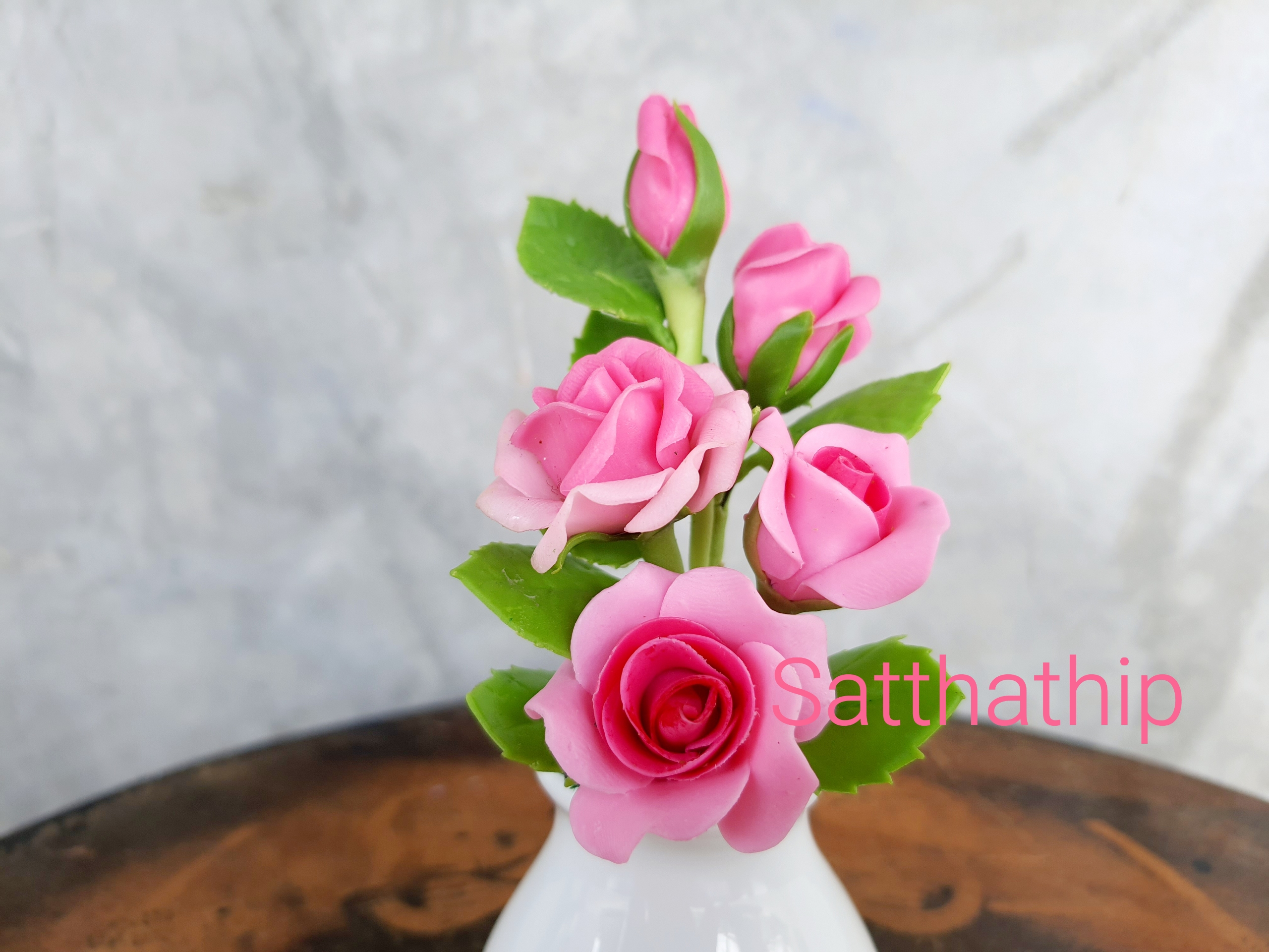 แจกันดอกกุหลาบ สีชมพู ประดิษฐ์จากดิน