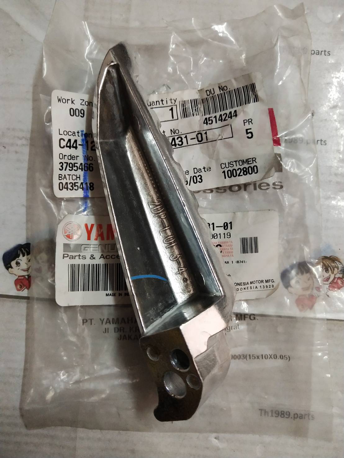 2DP-F7431-01 พักเท้าหลังซ้ายL NMAX 2016-2018 , NMAX155 2020-2022 , XMAX 2017 , XMAX300 2019-2022 2DP-F7431-10 อะไหล่แท้ YAMAHA