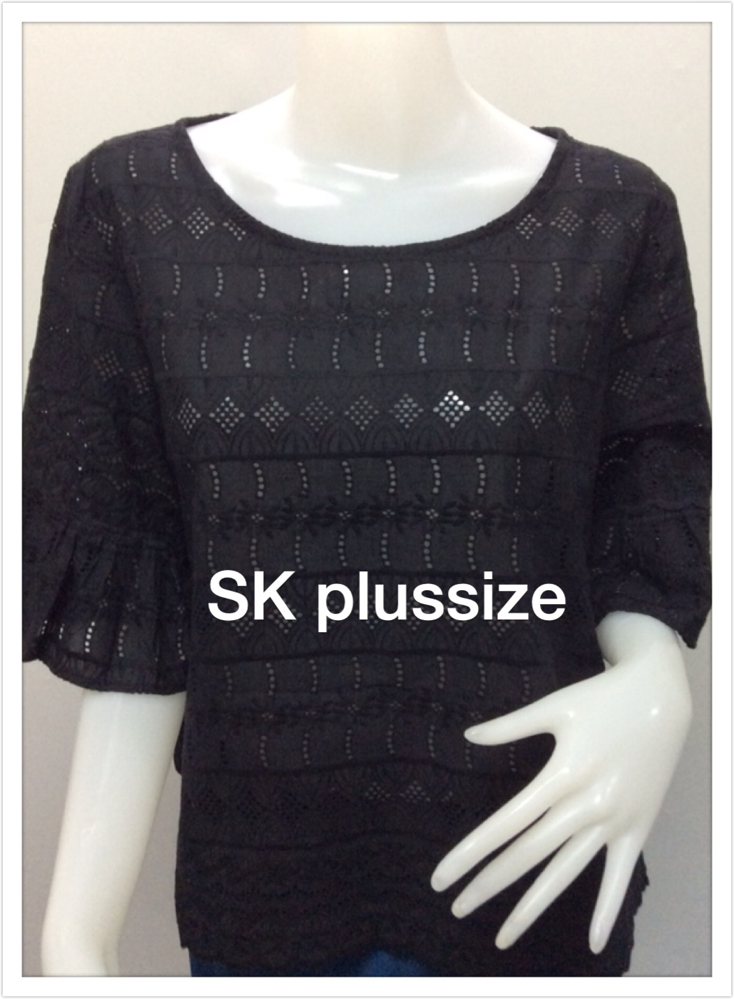 เสื้อคอตตอนฉลุ สีดำ คอปาด แขนต่อระบาย รอบอก 46 นิ้ว