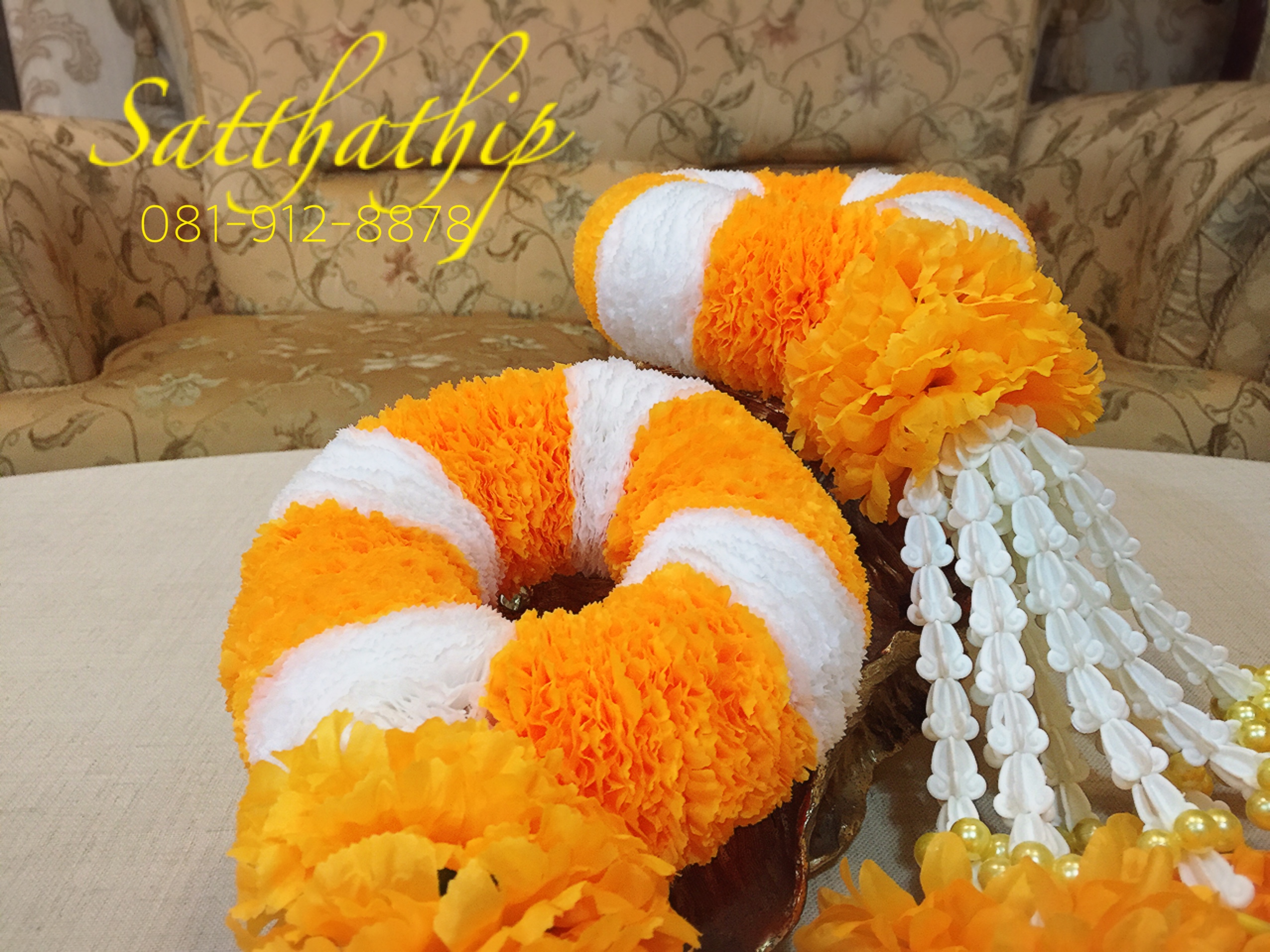 พวงมาลัยผ้า ดอกคาเนชั่น (ร้อยด้วยกลีบ) สีเหลืองส้ม - Fabric garland