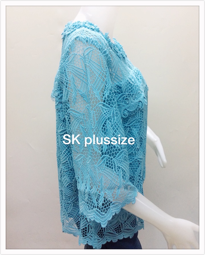 เสื้อลูกไม้ สีฟ้า คอปาด แขน 3 ส่วน รอบอก 42 นิ้ว