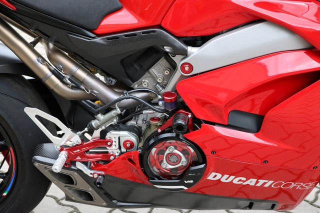 CNC Racing กันล้มกลาง สำหรับ Panigale V4 (Crash protector)