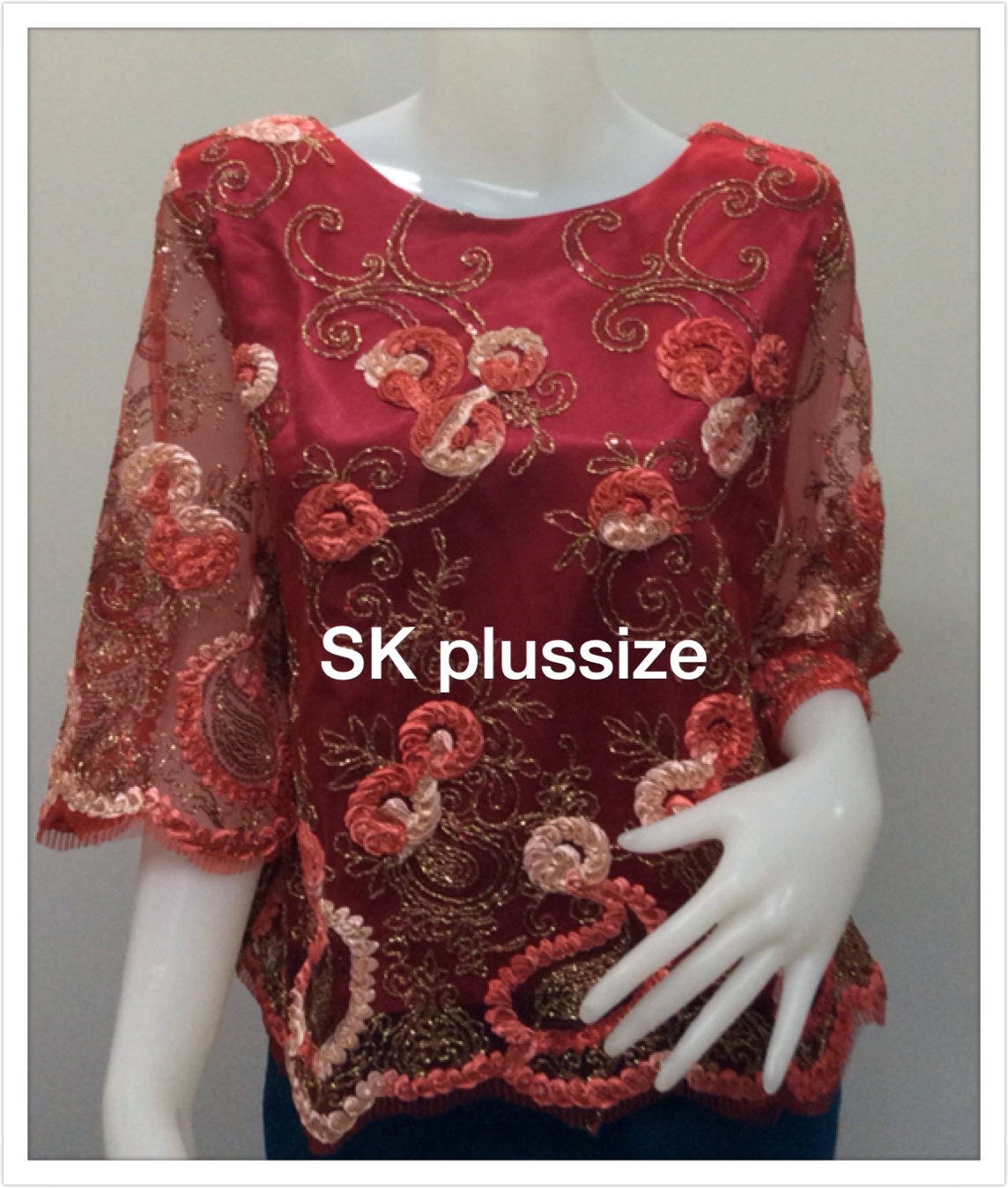 เสื้อลูกไม้บุหงา สีแดง คอปาด แขน 3 ส่วน รอบอก 42 นิ้ว