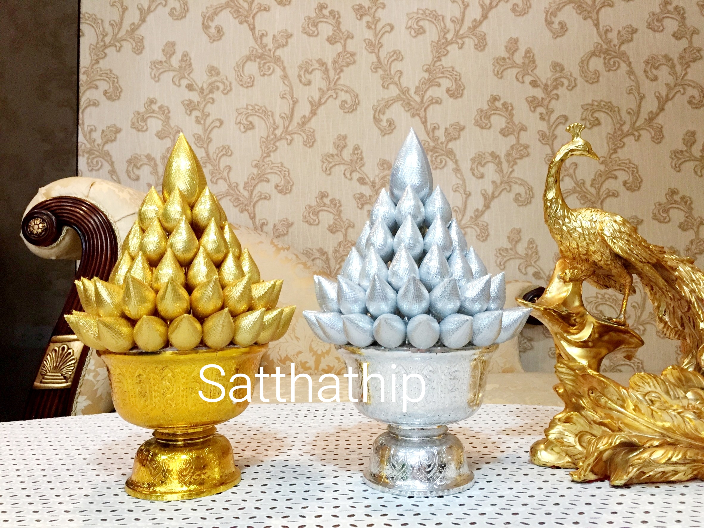 พานพุ่มดอกบัวเงินทอง