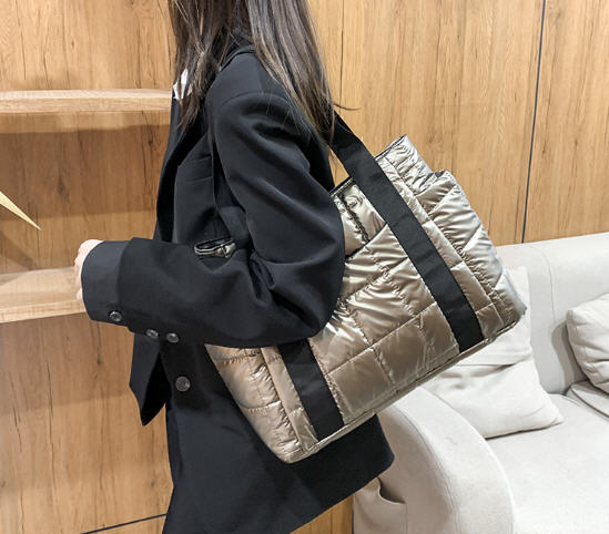 กระเป๋าบุนวม,กระเป๋าสะพายสำหรับผู้หญิง