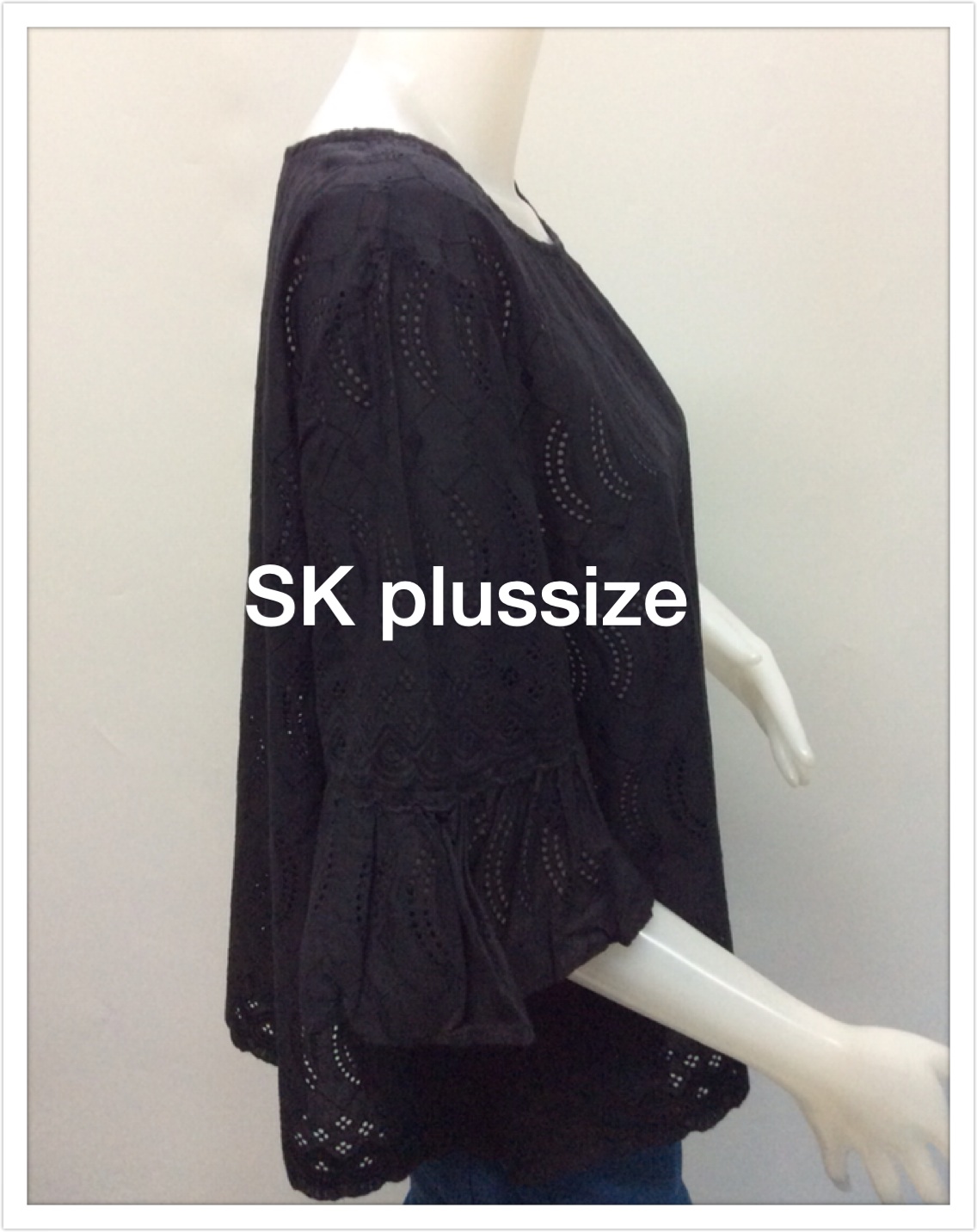 เสื้อคอตตอนฉลุ สีดำ แขนต่อระบาย รอบอก 50 นิ้ว