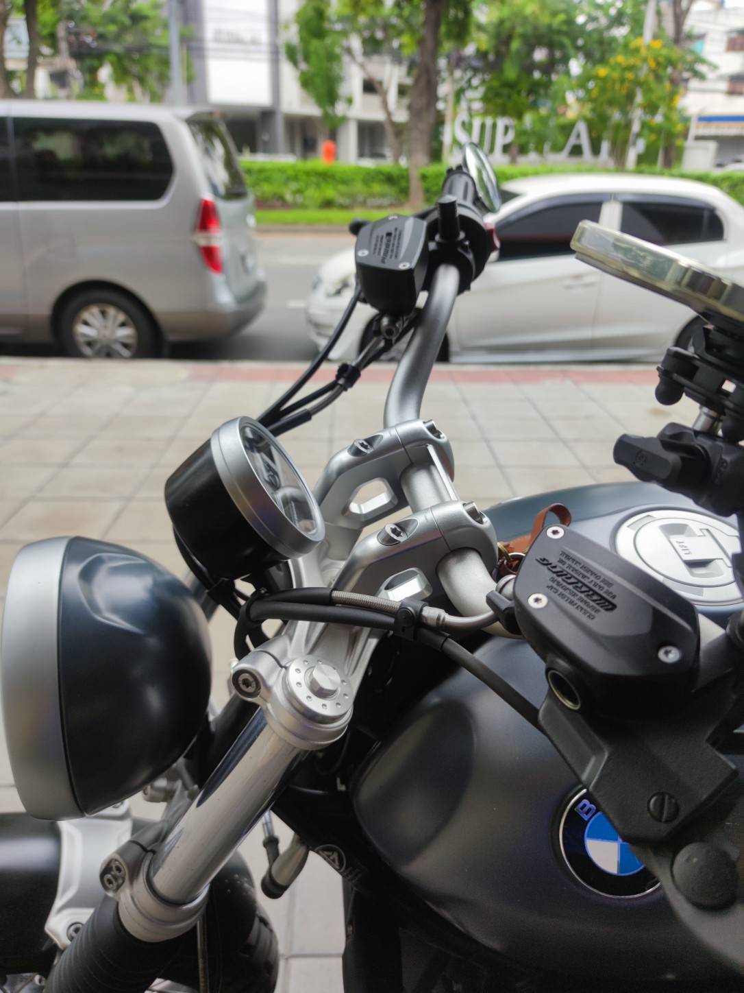 ตุ๊กตาแฮนด์ rizoma แบบยกสูง สำหรับ R9T Scrambler 2016-ปัจจุบัน