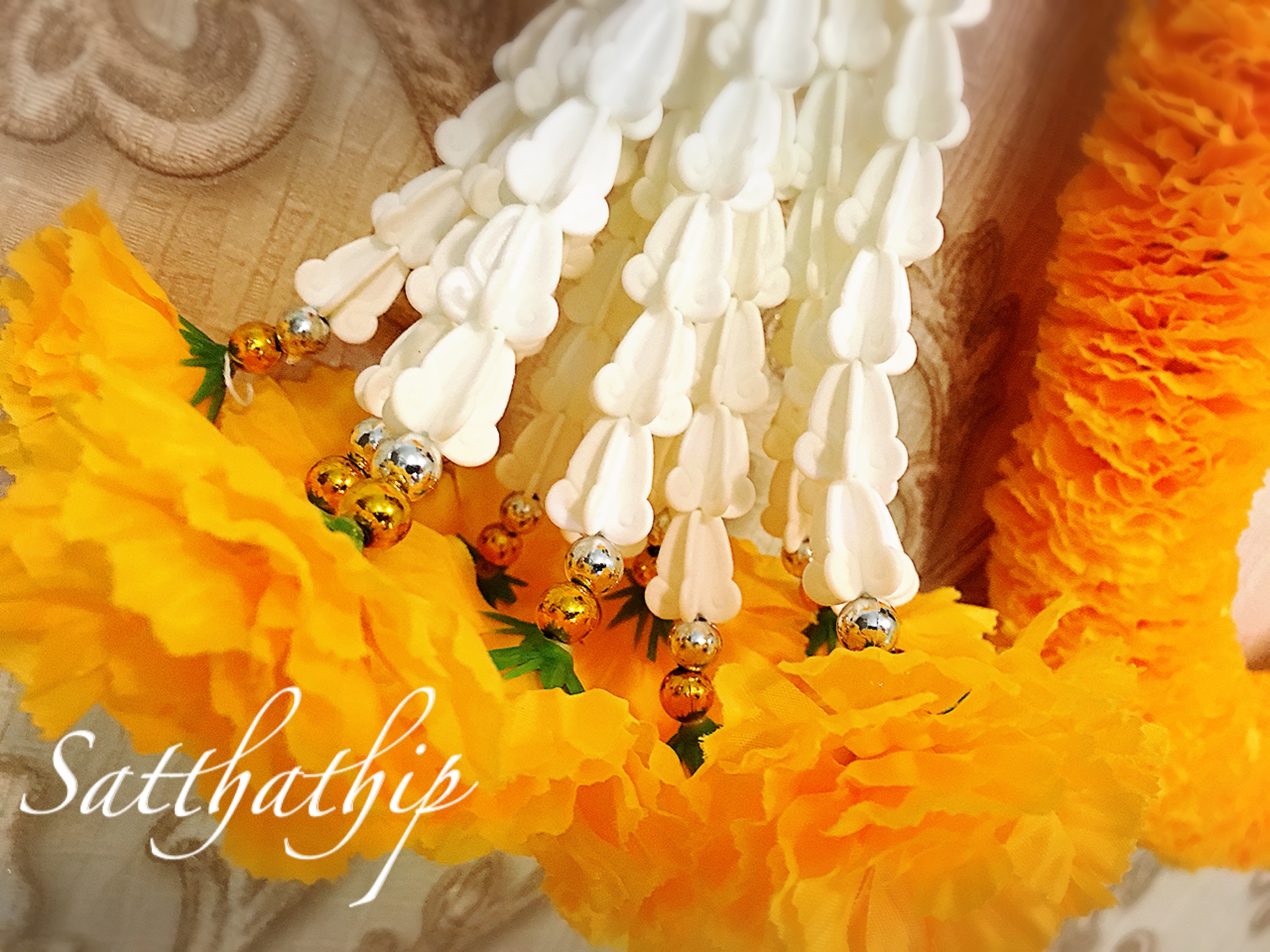 พวงมาลัยผ้าสองชาย [แบบตัดก้านดอก ร้อยแน่น 400 บาท/เมตร]