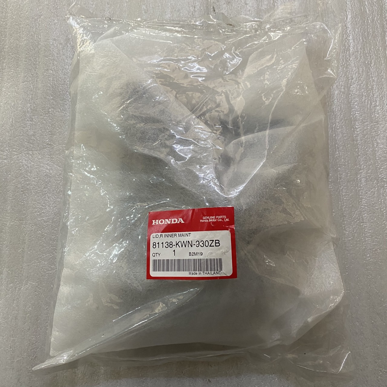 81138-KWN-930ZB ฝาปิดช่องบำรุงรักษาส่วนในด้านขวา PCX125 2009 อะไหล่แท้ HONDA
