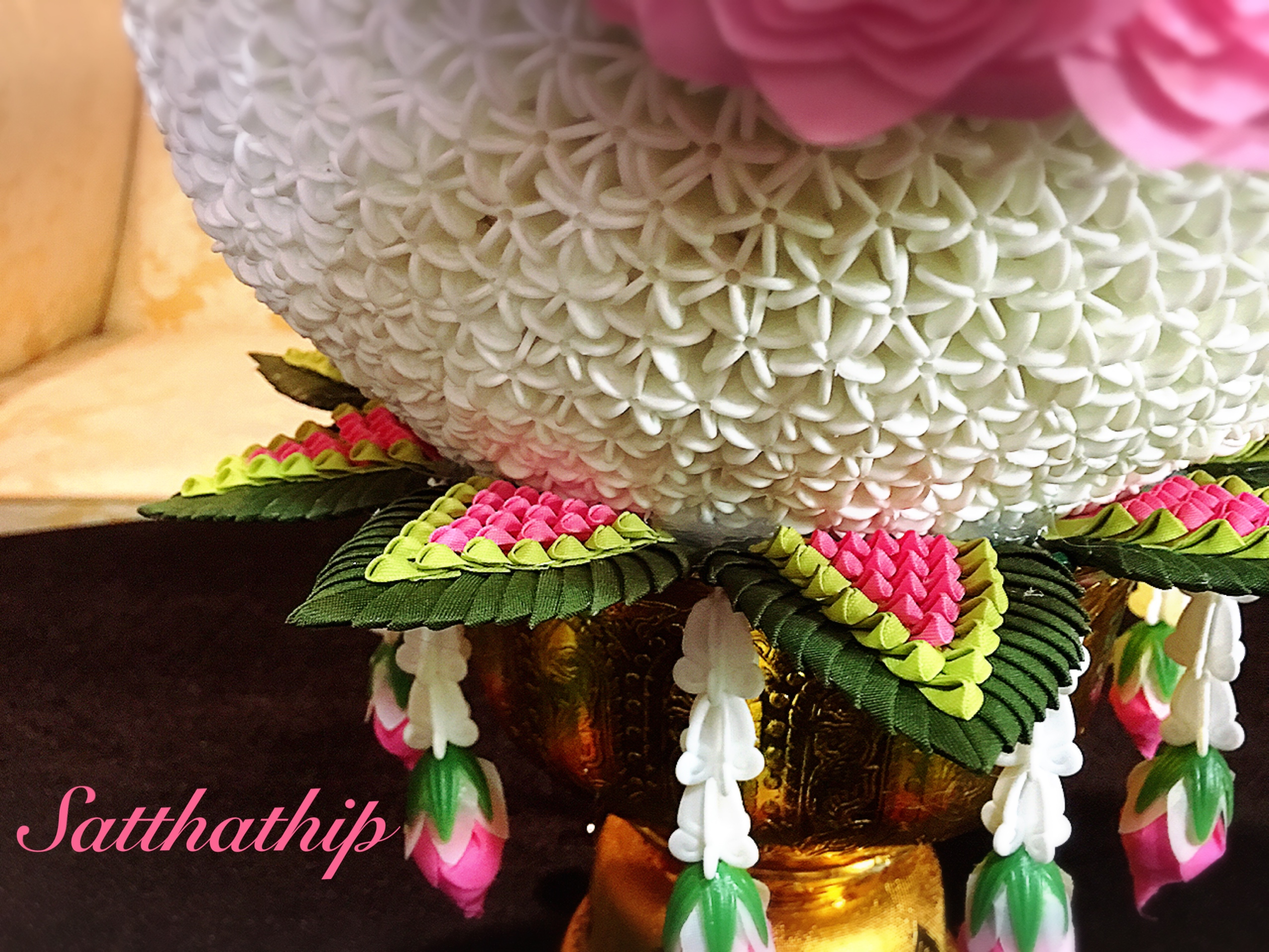 พานพุ่มดอกรัก/พานพุ่มดอกรักประดิษฐ์ (พลาสติก) ประดับช่อเอื้อง และยอดกลีบกุหลาบผ้า - Phan bush