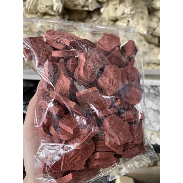 พระผงท้าวเวสสุวรรณ สีเเดง 1 ถุงมี100 องค์ สั่งหลายถุงลดราคาได้อีกนะคะ