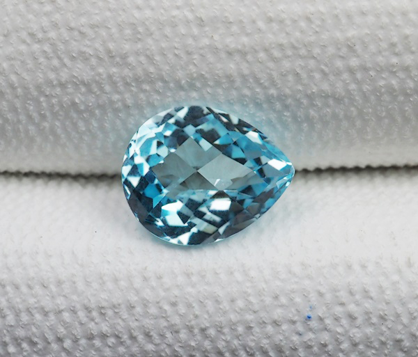 โทปาสสีฟ้า (Topaz) 3.42 กะรัต AAA เจียรลายตาข่าย