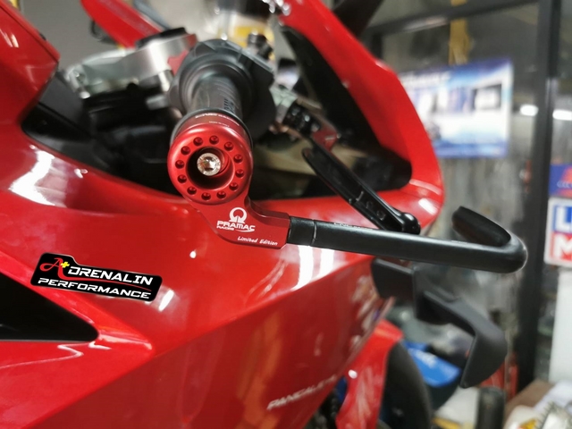 การ์ดแฮนด์ CNC Racing ทรง GP สำหรับ street fighter V4