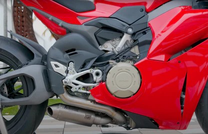 ท่อ Akrapovic Slip on ไทเทเนียม สำหรับ Panigale V4/V4S 2025+ (For Exhibition only)