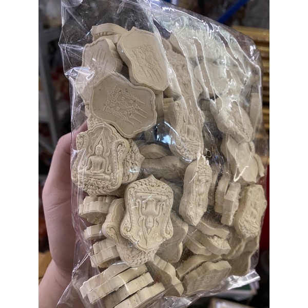 พระผง พระพุทธชินราช สีเนื้อ 1ถุงมี100องค์ สั่งหลายถุงลดราคาได้อีกนะคะ พระเเจก