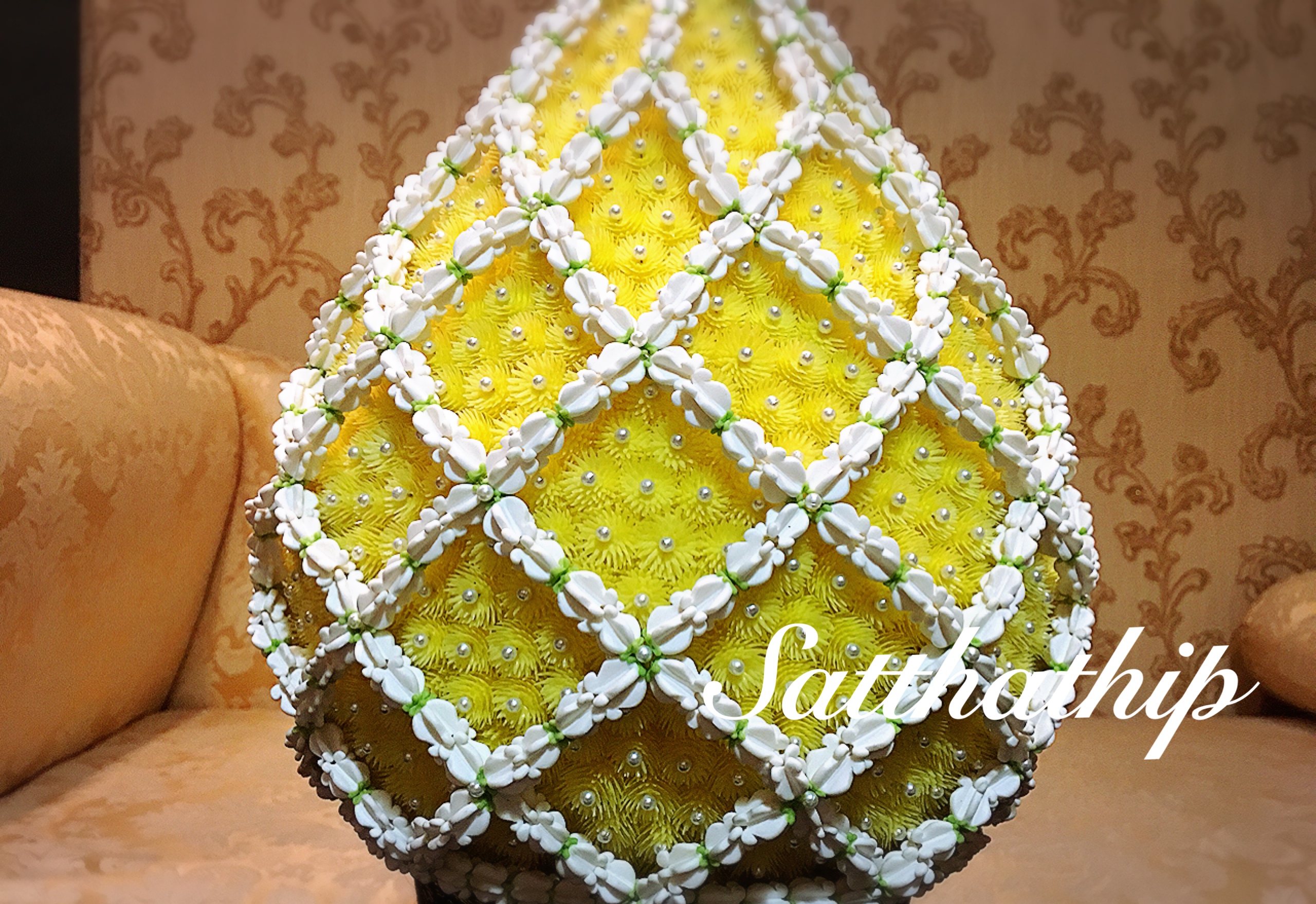 พานพุ่มดอกบานไม่รู้โรย คลุมตาข่ายดอกรักประดิษฐ์ - Phan bush