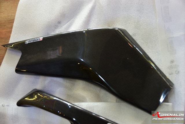 Carbon2Race ครอบสวิงอาร์มคาร์บอน สำหรับ R6 2017