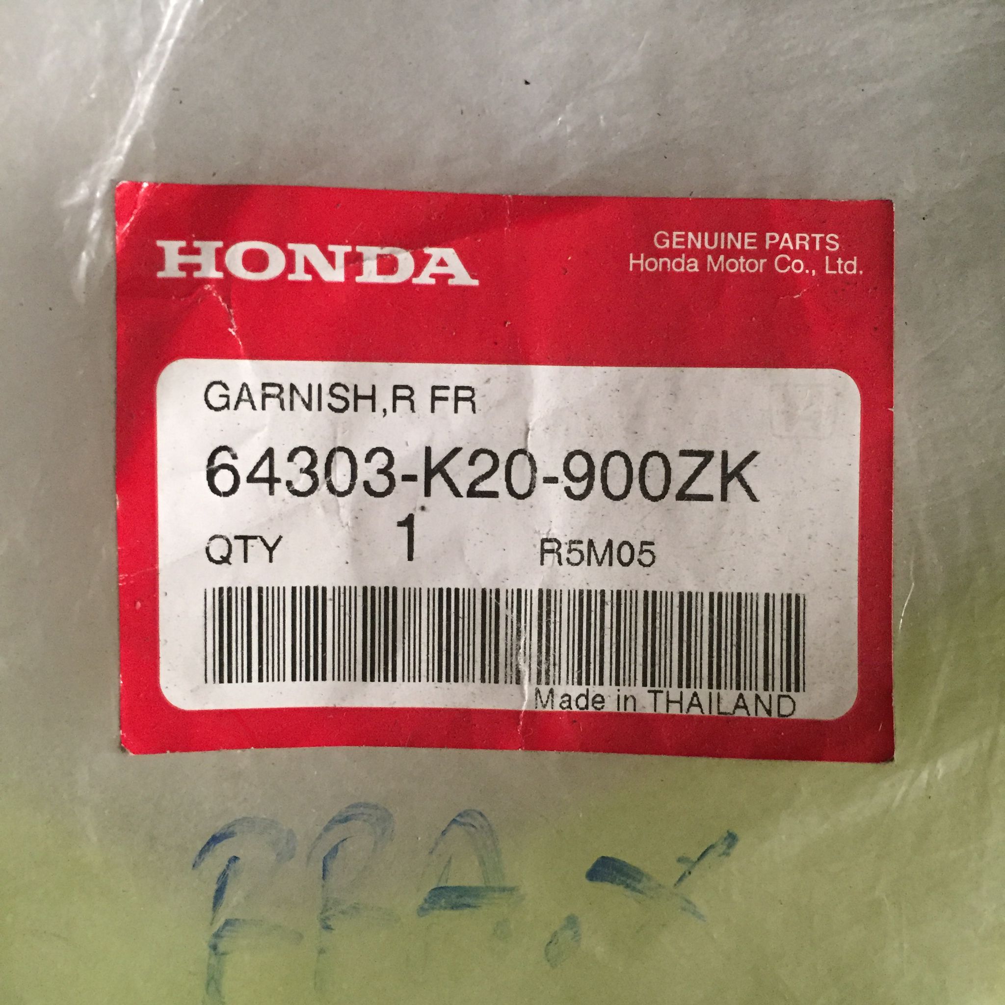 64303-K20-900ZK แผ่นปิดฝาครอบไฟหน้าด้านขวา รถสีเหลือง-ดำ ZOOMER-X 2014 อะไหล่แท้ HONDA