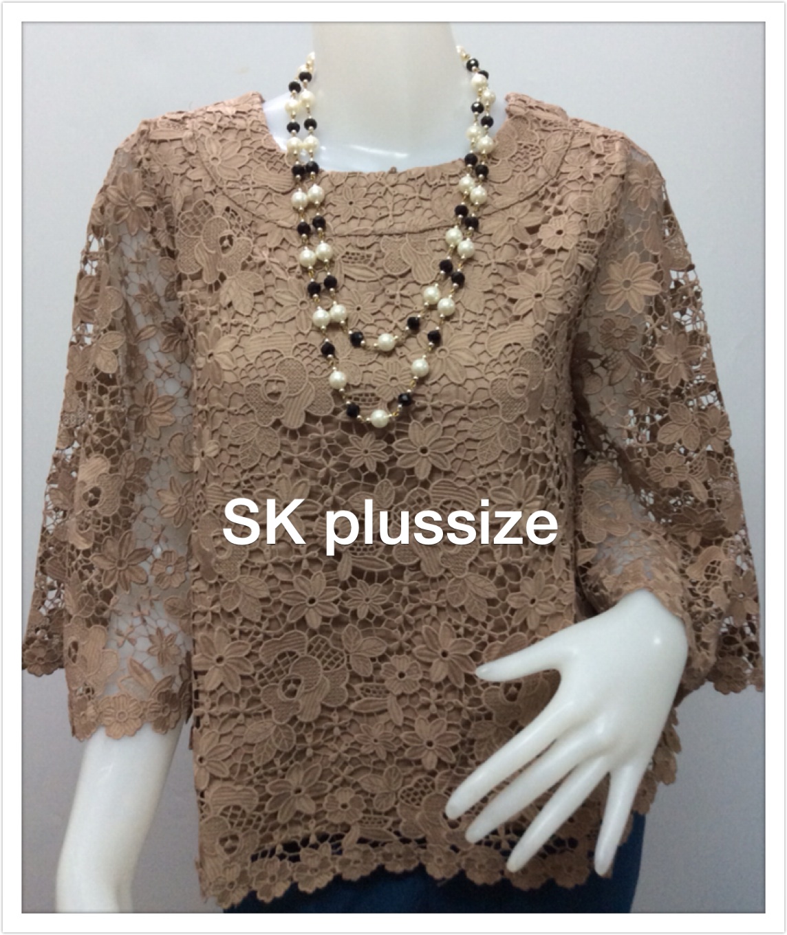 เสื้อลูกไม้ ทรงเอ สีน้ำตาล คอปาด แขนบาน รอบอก 38 นิ้ว