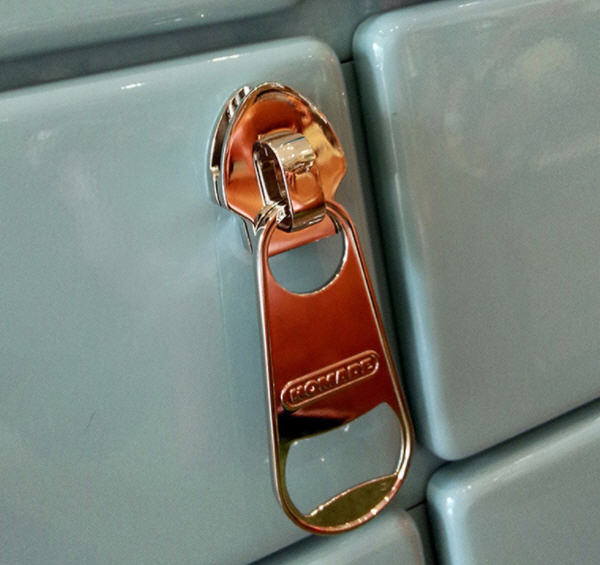 ที่เปิดขวด,ที่เปิดขวดรูปซิป,แม่เหล็กติดตู้เย็น