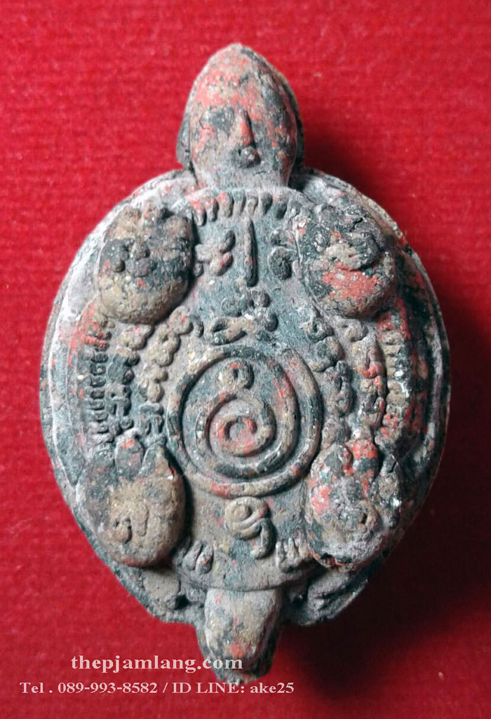 พญาเต่าเลือน(2) หลังพระปิดตาภควัมปติ รุ่น ขุมทรัพย์เขาอ้อ อาจารย์เปลี่ยน หัทยานนท์ เนื้อก้นครก ปี 2559