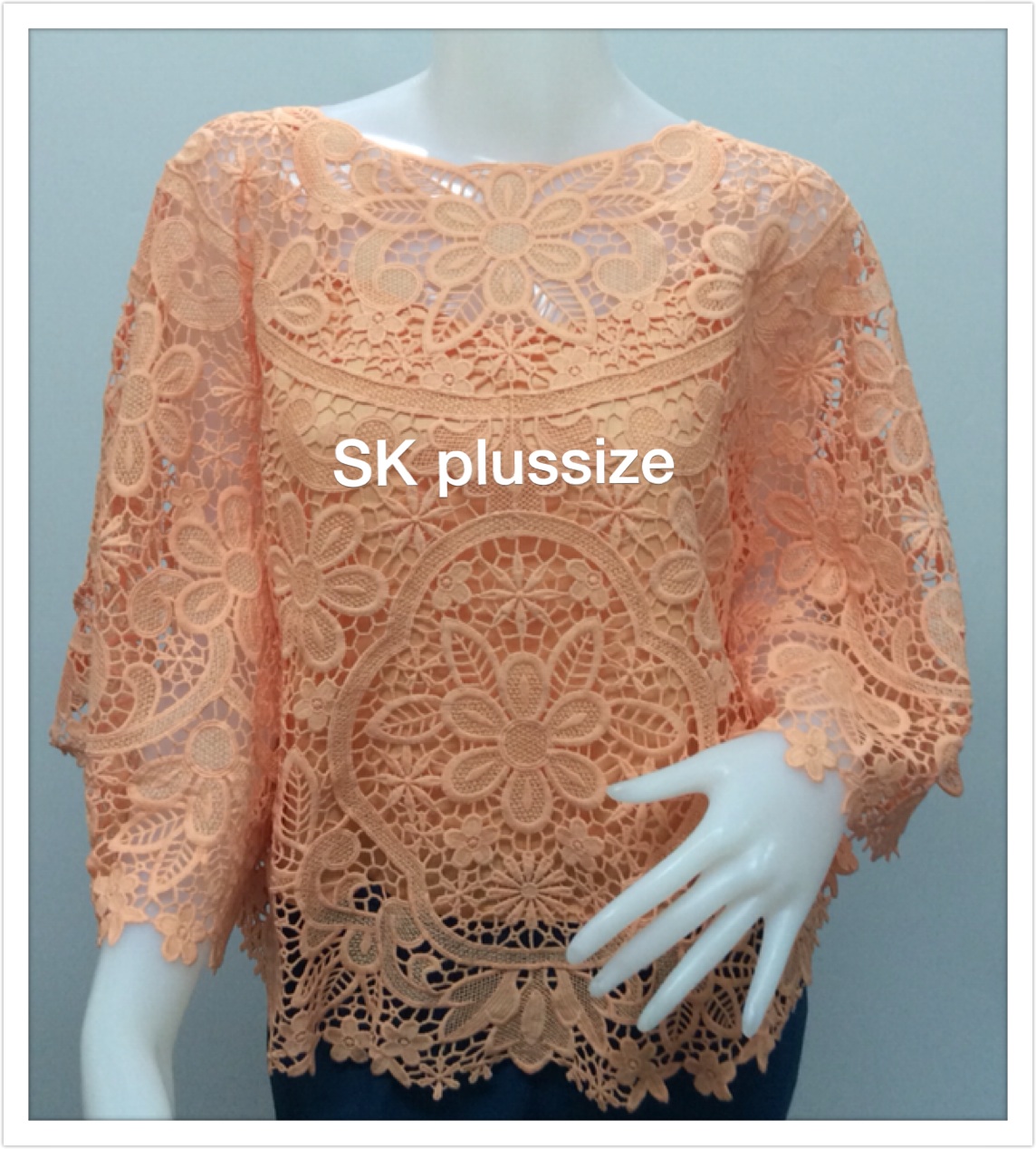 เสื้อลูกไม้ 2 ชิ้น แขนค้างคาว ทรงครึ่งวงกลม สีส้ม รอบอก 44 นิ้ว