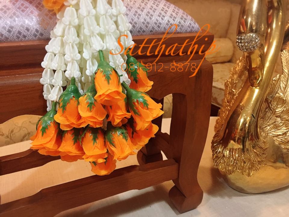 พวงมาลัยผ้า ดอกดาวเรือง (ร้อยด้วยกลีบ) สีเหลืองส้ม - พวงมาลัยผ้า - Fabric garland - Marigold garland - Marigold mala