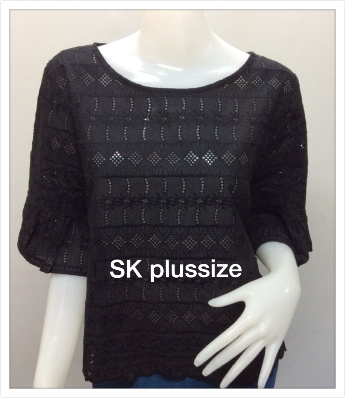 เสื้อคอตตอนฉลุ สีดำ คอปาด แขนต่อระบาย รอบอก 46 นิ้ว