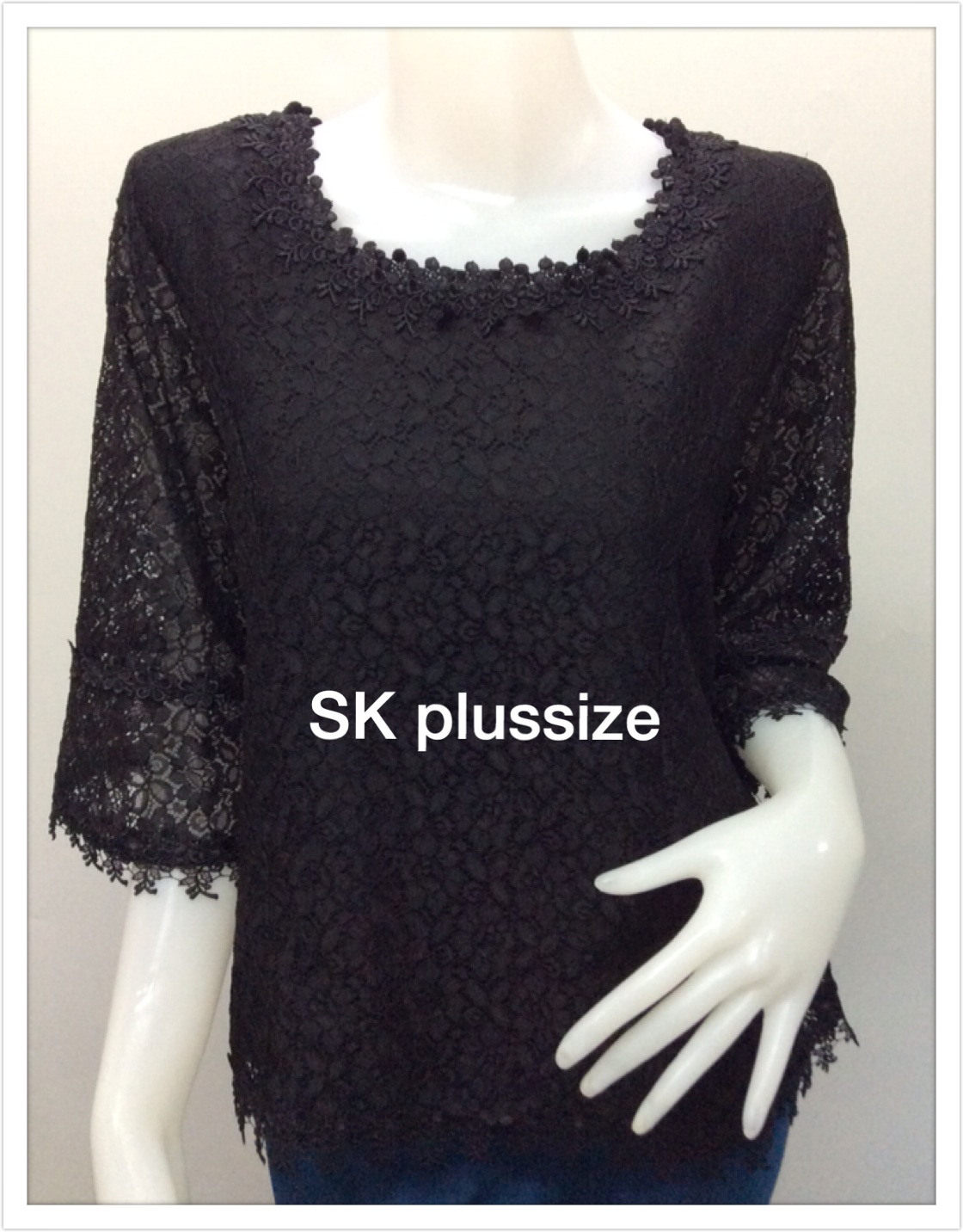 เสื้อลูกไม้ สีดำ คอปาด แขน 3 ส่วน รอบอก 36 นิ้ว