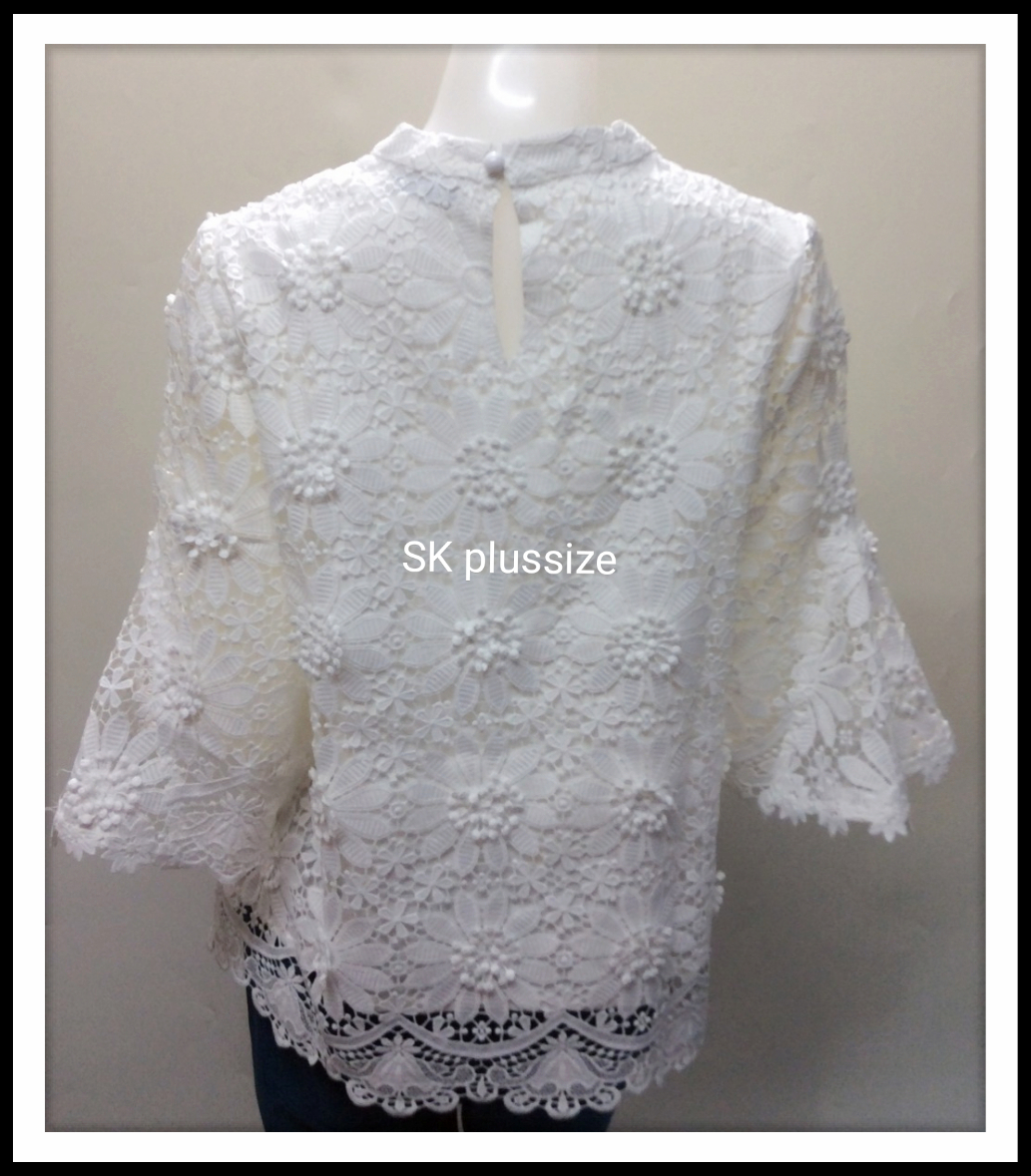 เสื้อลูกไม้คอปีน สีขาว รอบอก 38 นิ้ว
