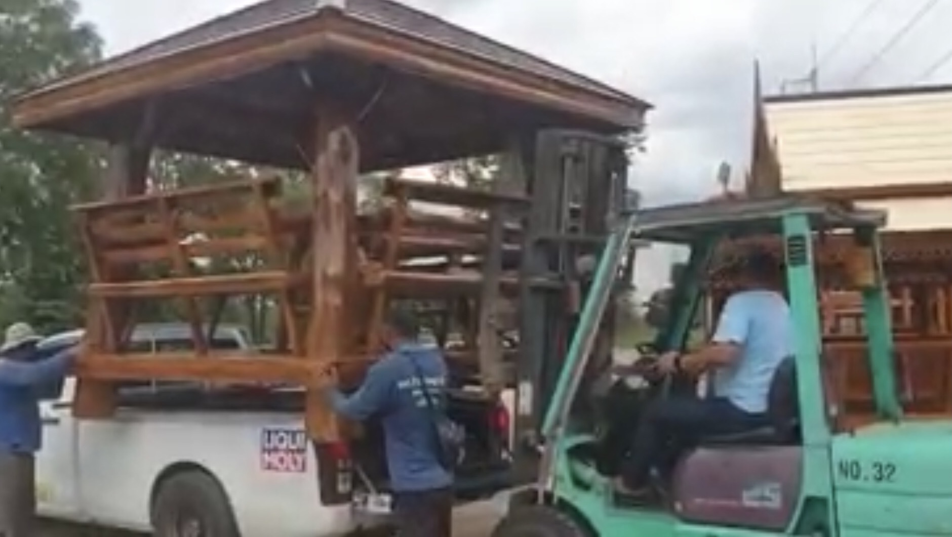 ( รหัส E2-G ) ศาลา ไม้สักสีเงา เสากลมเอียง อโยธยา หลังคาทรงไทยสีน้ำตาล / ขนาด 2.40x2.40x3.00 เมตร