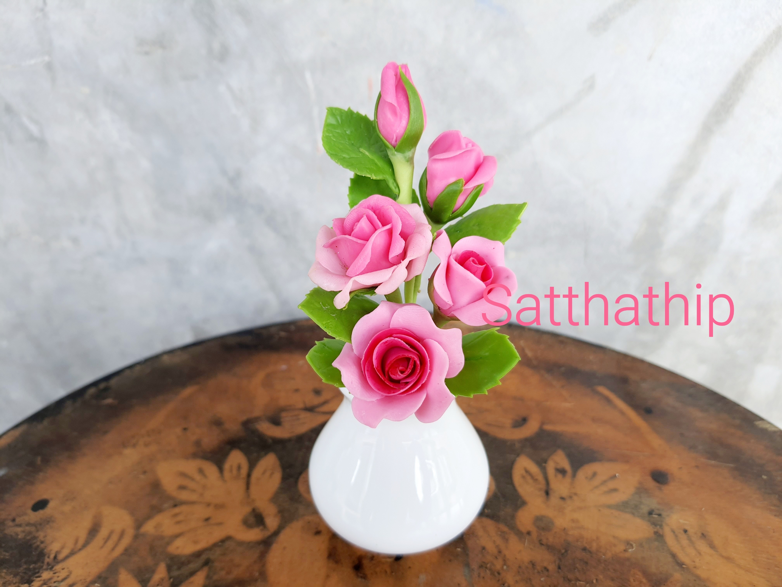 แจกันดอกกุหลาบ สีชมพู ประดิษฐ์จากดิน