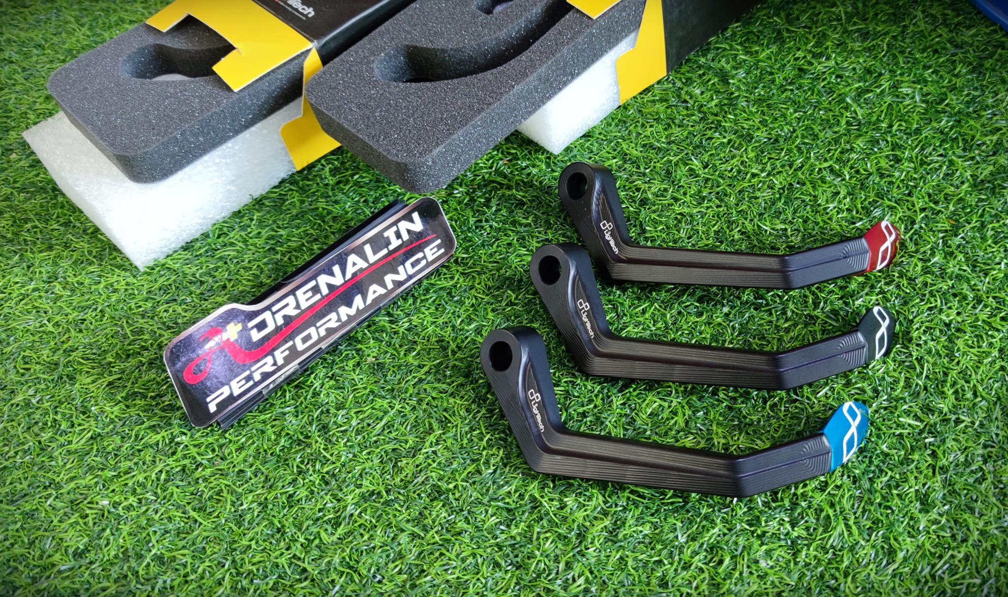 การ์ดแฮนด์ Lightech วัสดุ อลูมิเนียม และ คาร์บอน สำหรับ R nine T