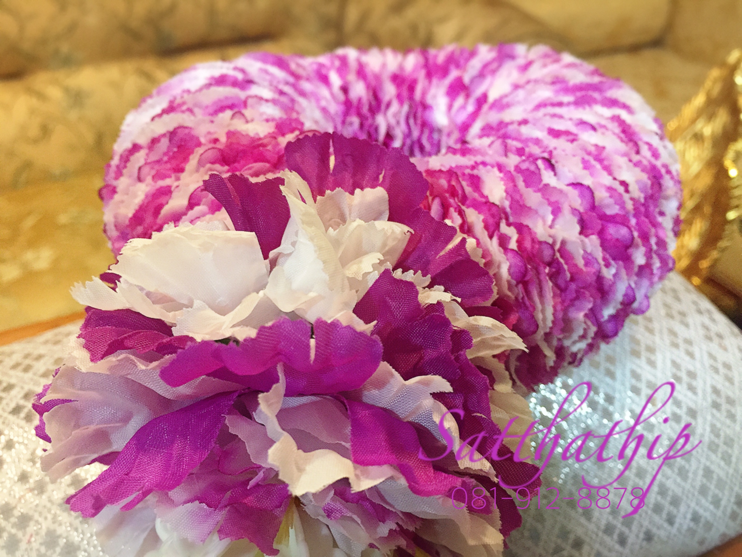 พวงมาลัยผ้า ดอกคาเนชั่น (ร้อยด้วยกลีบ) สีม่วงผสมขาว - พวงมาลัยผ้า - Fabric garland