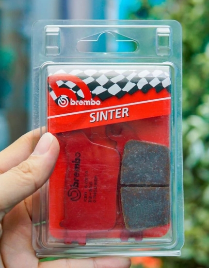 ผ้าเบรคหลัง brembo สำหรับปั๊มเดิม Nissin ผ้าเบรคเกรด sinter สีแดง สำหรับ R1 2007-2025