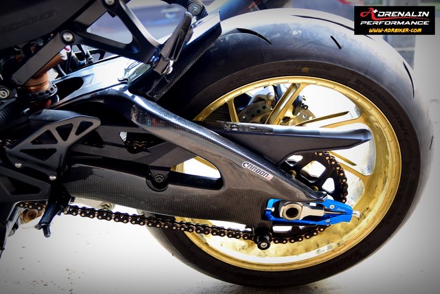 Carbon2Race ครอบสวิงอาร์มคาร์บอน สำหรับ GSXR 1000 2017+