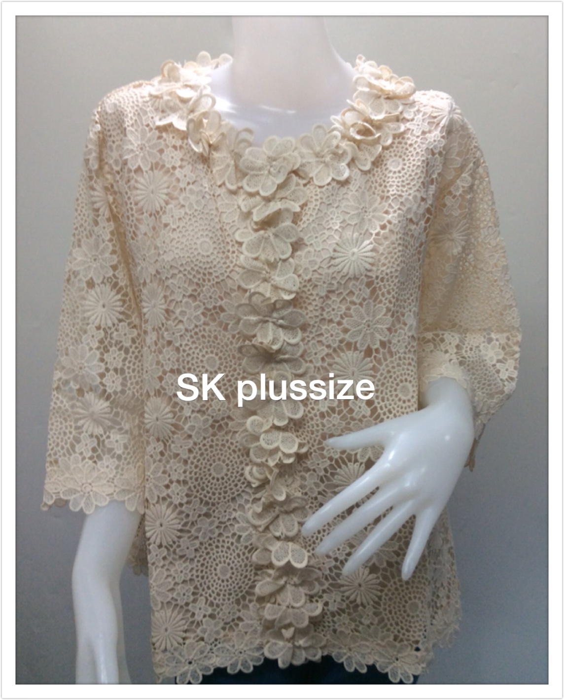 เสื้อลูกไม้ สีครีม ติดกระดุมหน้า รอบอก 52 นิ้ว