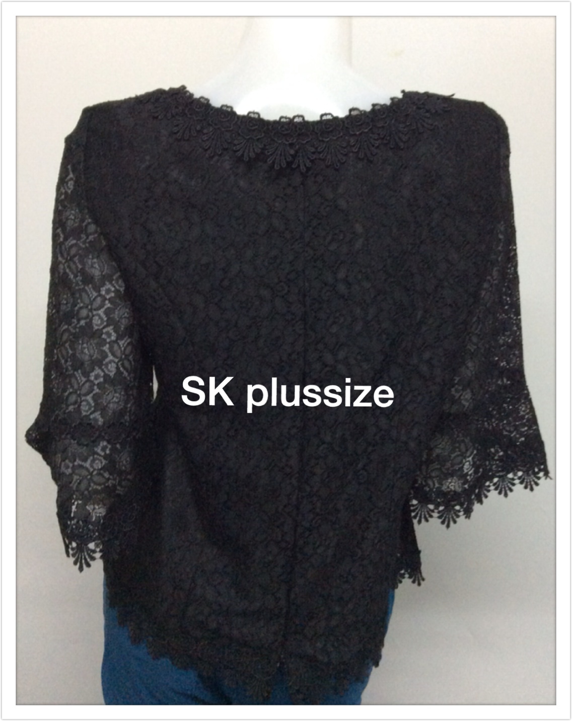 เสื้อลูกไม้ สีดำ คอปาด แขน 3 ส่วน รอบอก 38 นิ้ว